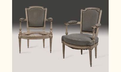 Paire de fauteuils cabriolets en bois sculpté...