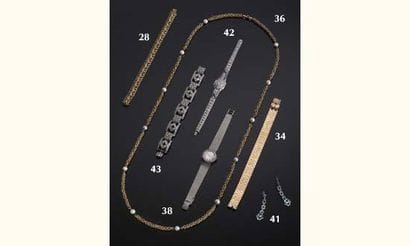 BRACELET articulé en or gris composé de motifs...