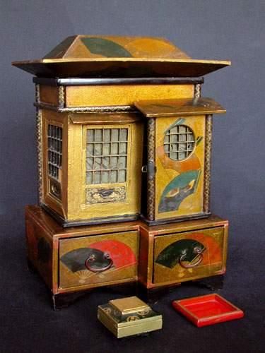 JAPON
Coffret à tiroirs et ses accessoires,...
