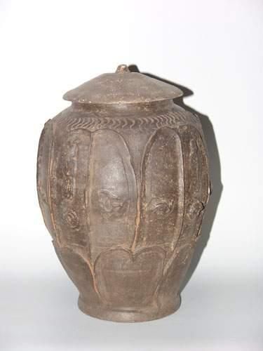 SIX DYNASTIES (220 - 589 ap. J.C.)
Pot à...