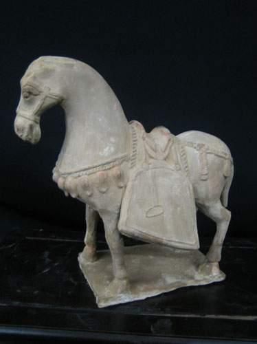 WEI (386 - 557 ap. J.C.)
Cheval debout, paré...