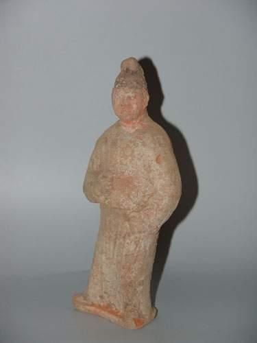 TANG (618 - 907 ap. J.C.)
Eunuque debout.
En...