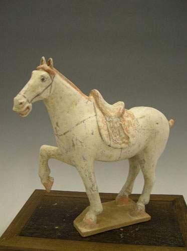 TANG (618 - 907 ap. J.C.)
Cheval à la jambe...