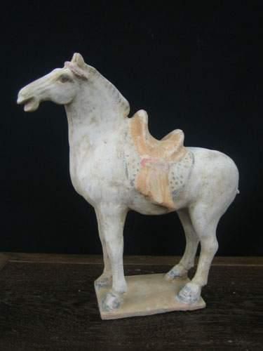 TANG (618 - 907 ap. J.C.)
Cheval à la jambe...