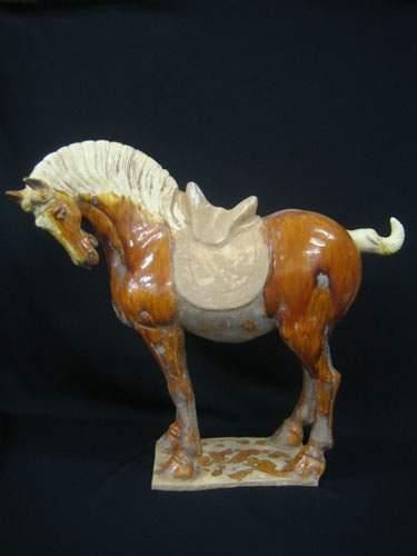 TANG (618 - 907 ap. J.C.)
Cheval debout à...