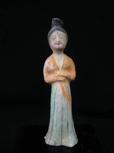TANG (618 - 907 ap. J.C.)
Dame de cour debout.
En...