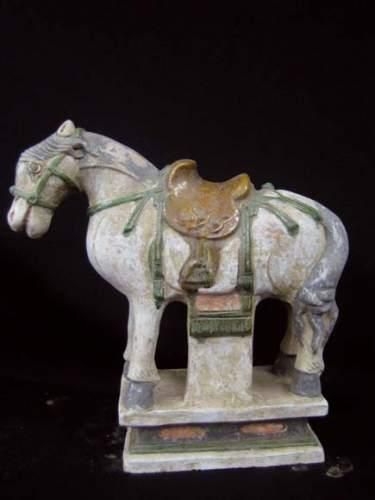 MING (1368 - 1643 ap. J.C.)
Cheval debout...
