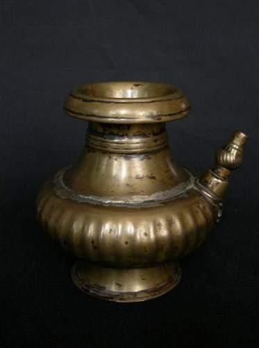 TIBET - NEPAL
Verseuse à eau de cérémonie.
En...