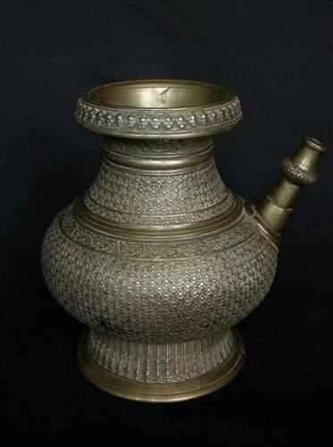 TIBET - NEPAL
Verseuse de cérémonie.
En bronze...