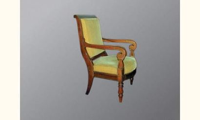 Quatre fauteuils en placage de palissandre...