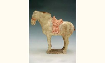 TANG (618 - 907 ap. J.C.)
Cheval debout sellé,...