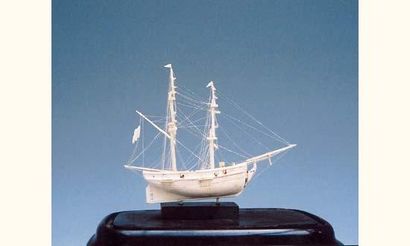 Maquette en ivoire. Brick armé de six canons....
