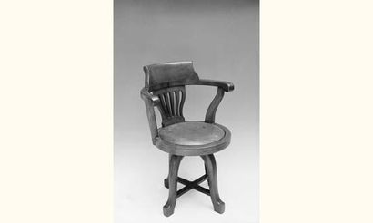 Fauteuil de bateau
Il pivote sur un pied...