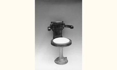 Fauteuil de bateau
Bel acajou verni. Pied...