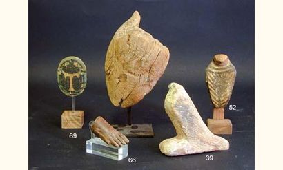 EGYPTE
Main de sarcophage et pied d'une statue...