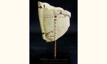 EGYPTE
Fragment de statuette féminine tenant...