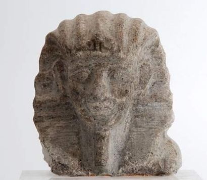 Buste de pharaon portant la perruque tripartite...