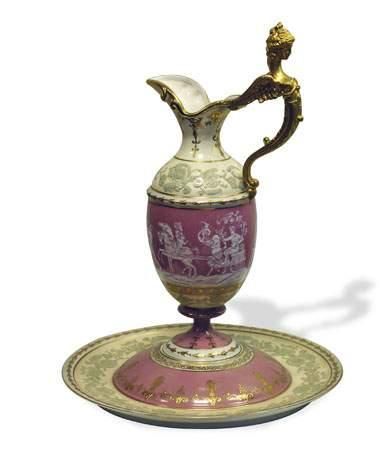 Aiguière et son présentoir en porcelaine...