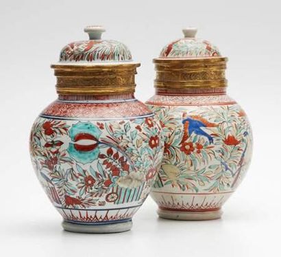 Deux pots couverts en porcelaine, monture...