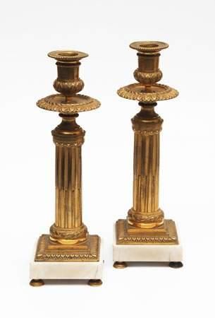 Paire de bougeoirs à fût colonne en bronze...