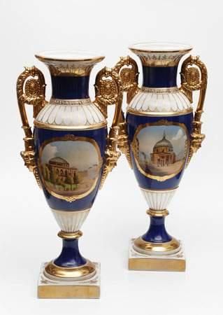 Paire de vases de forme étrusque, en porcelaine...