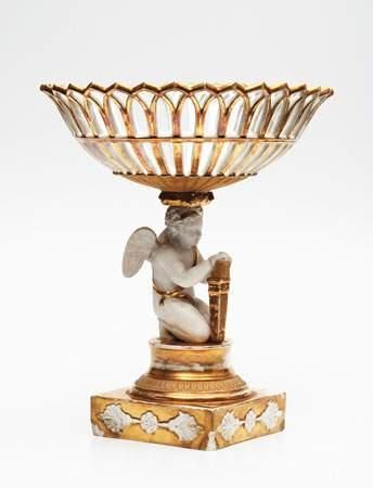 Coupe ajourée en porcelaine partiellement...