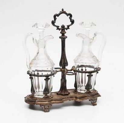 Huilier vinaigrier en argent reposant sur...