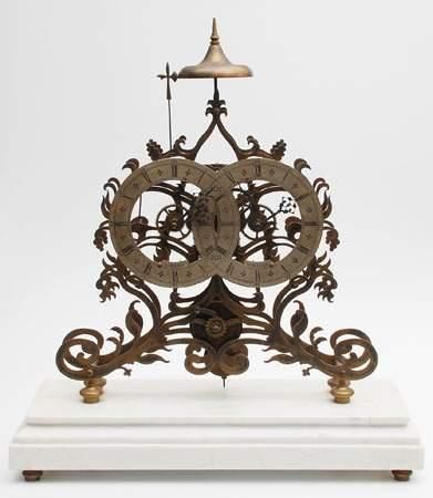 Curieuse pendule en bronze ajouré et feuillagé,...