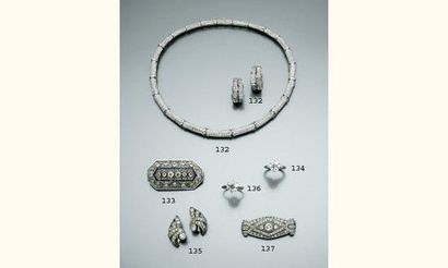 Bague solitaire en or gris, ornée d'un diamant...