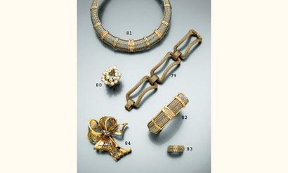 VCA
Bracelet en or guilloché stylisant un...