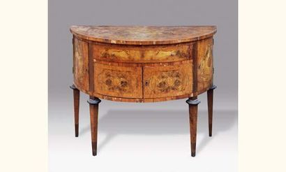 Commode demi-lune en placage de bois ronceux...