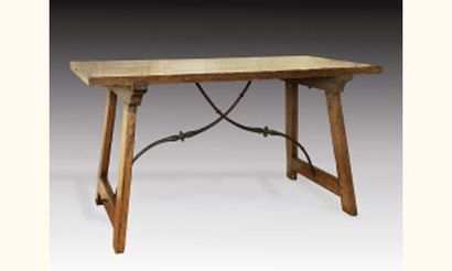 Table rectangulaire en bois naturel. Piétement...