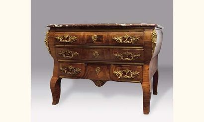 Commode en placage de bois de violette marqueté...