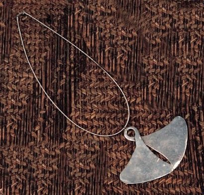 Pendentif en argent, décor de deux ailes,...