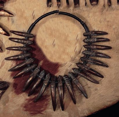 Collier, montage de griffes de cuivre et...
