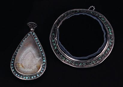 Lot : - Grande plaque d'agate sertie dans...