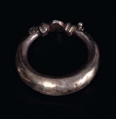 Lot : - Bracelet en argent en forme d'étrier...
