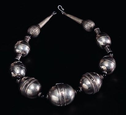 Collier de perles d'argent Afghanistan et...
