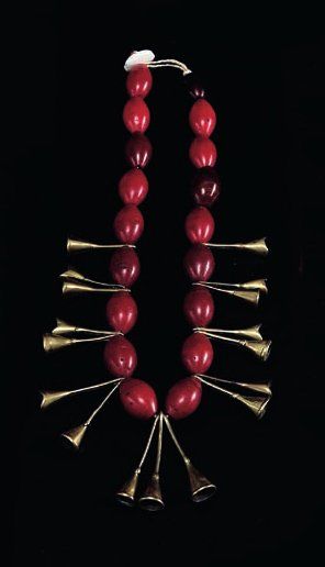 Collier composé de 18 perles en verre rouge...
