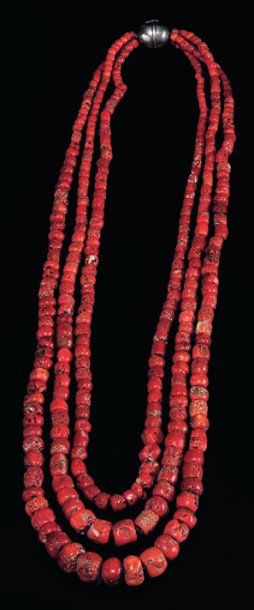 Triple collier de perles de corail montées...