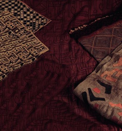 Quatre tissus ngeende Kuba à décor de motifs...