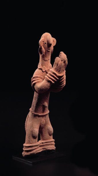 Personnage tenant un oiseau dans les mains...