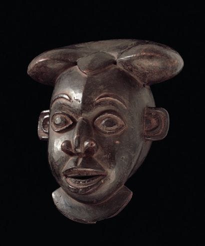 Masque représentant un dignitaire portant...