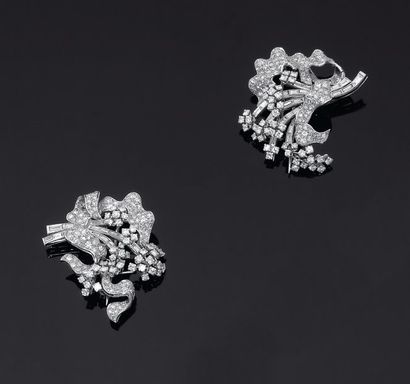 Paire de broches gerbe de fleurs et ruban...