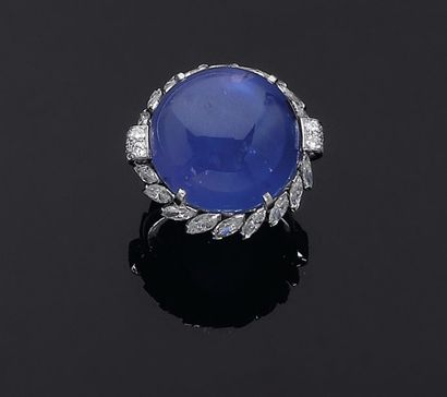 Bague ornée d'un important saphir cabochon...