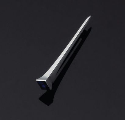Cartier. Années 1935
Broche clou en platine....