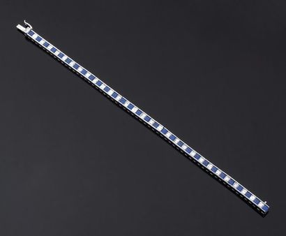 Bracelet ligne orné de saphirs et diamants...