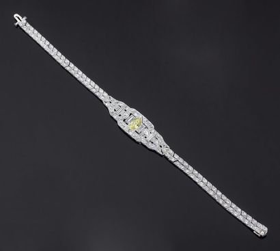Bracelet articulé en forme de boucle stylisée....