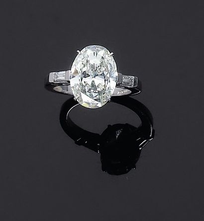Bague ornée d'un diamant ovale monté en solitaire....