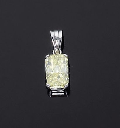GRAFF
Pendentif orné d'un diamant radiant...